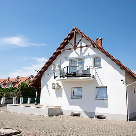 Sasfeszek Apartment *